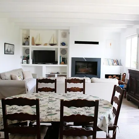 Holiday home La Maison Du Ruguel , Les Pieds Dans L'eau